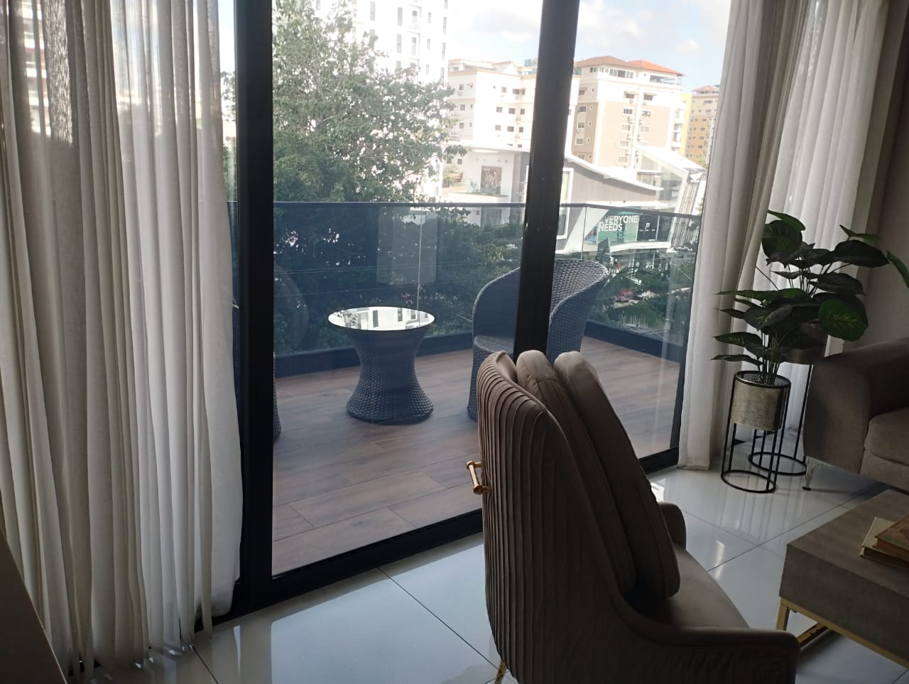 WhatsApp Image 2026-01-12 at 10.16.46 PM (1) Apartamento amueblado en alquiler – Sarasota