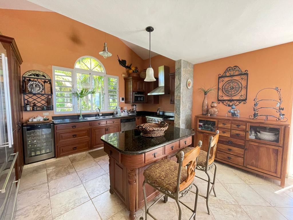 Villa de lujo con amplia finca en Villa Sombrero -Baní – Espacio, privacidad y potencial de inversión