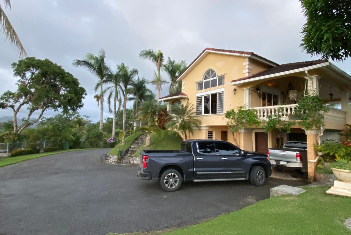 Villa de lujo con amplia finca en Villa Sombrero -Baní – Espacio, privacidad y potencial de inversión